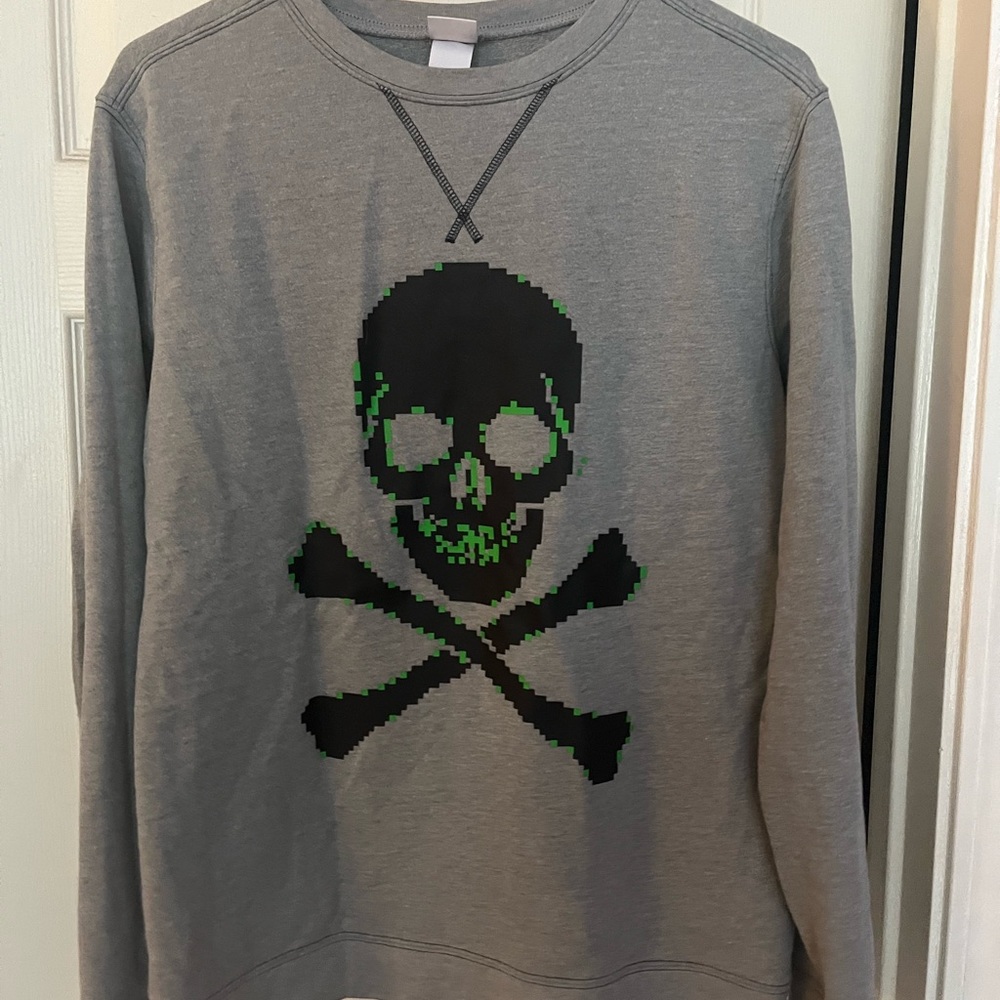 Boys Skull and Cross bones crew neck. Size XL